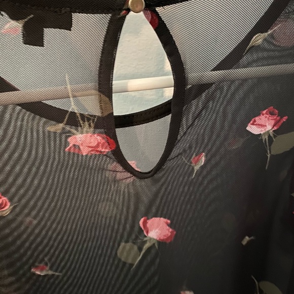 2/20$ Dynamite mesh top - Picture 2 of 3